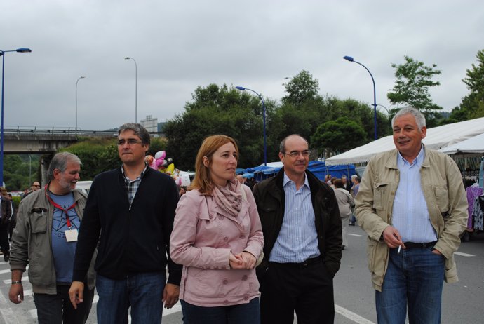 El portavoz nacional del BNG, Guillerme Vázquez, acompañado por miembros del BNG