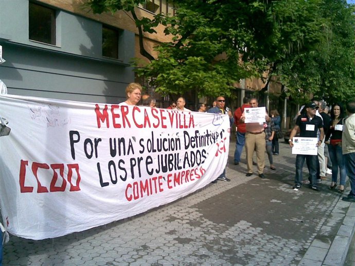 Los pre jubilados de Mercasevilla durante su última protesta.