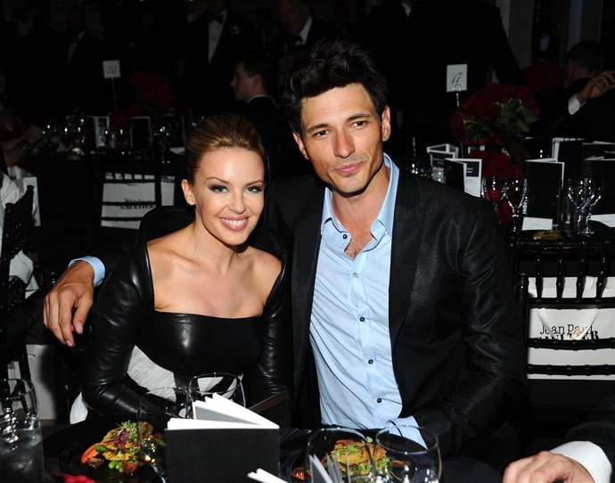 La cantante australiana Kylie Minogue y su novio el modelo catalán, Andrés Velen