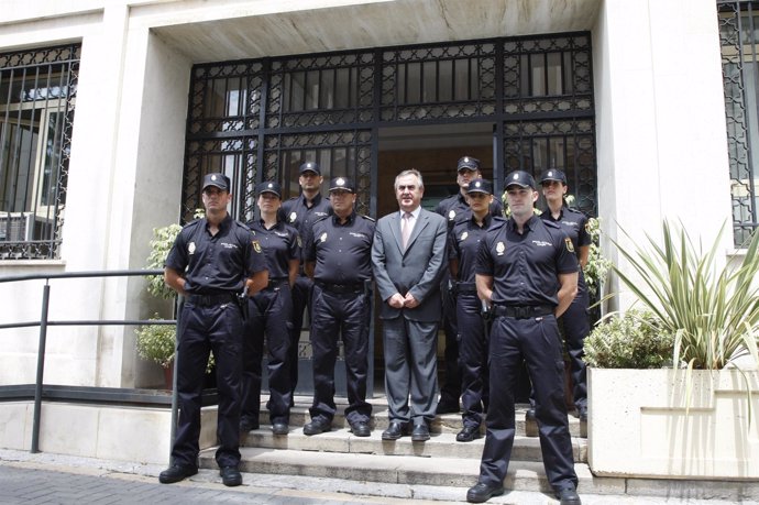 El delegado con policías con su nuevo uniforme