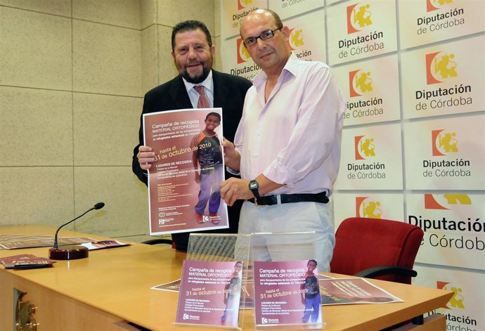 Sánchez Villaverde y Cazorla con el cartel de la campaña