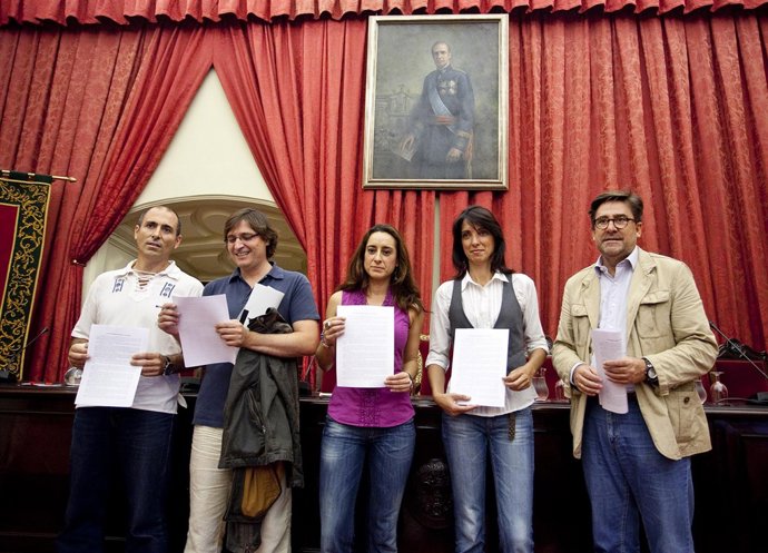 Representantes de los profesores de las universidades sevillanas leen un manifie