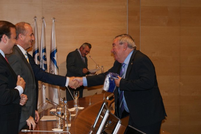 El alcalde recibe la bandera