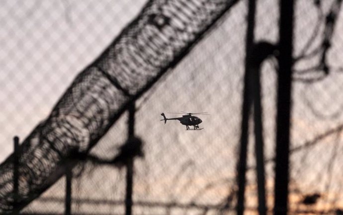 Un helicóptero sobrevuela la cárcel de Tijuana