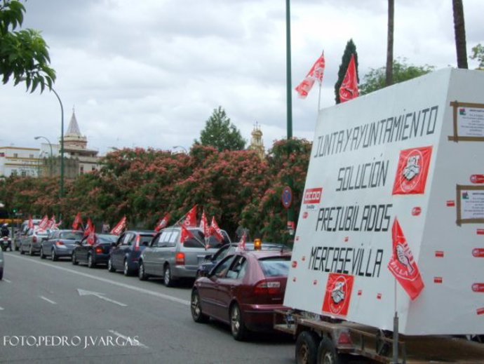 Última caravana de coches celebrada por los pre jubilados de Mercasevilla.