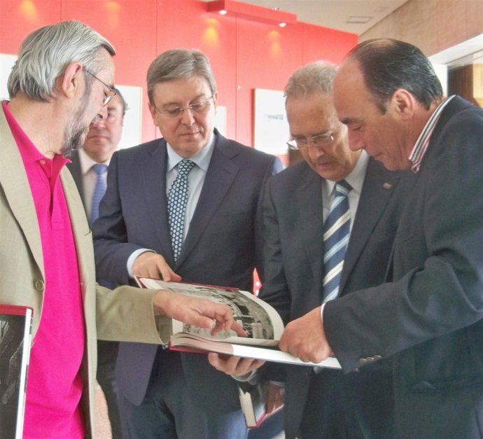 López (i) y Fernández Satiago (2i) muestra en libro.