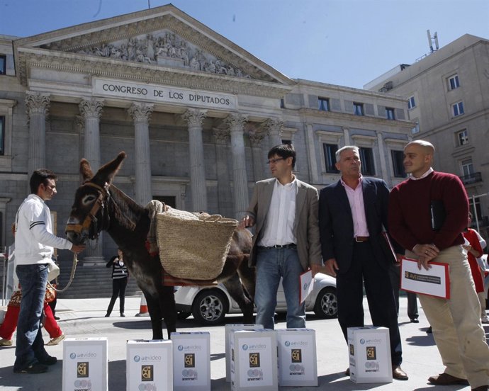Firmas en burro contra el Congreso