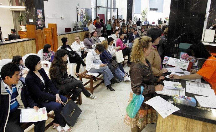 Fila para las inscripciones en 'El veranuco'