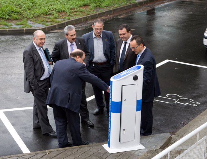 Inauguración del punto de recarga de vehículos eléctricos de Asturias
