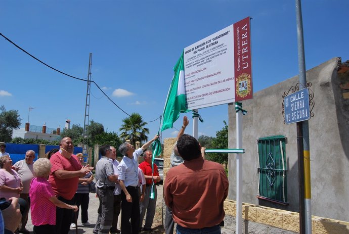 El alcalde junto al cartel de la urbanización 'Casacerros'
