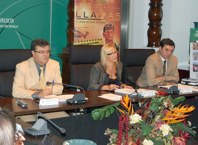 La delegada del Gobierno de la Junta en Sevilla, Carmen Tovar, en el centro