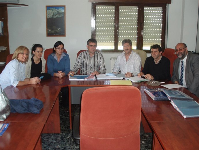 Participantes en la reunión en que se acordó la supresión de los pasos a nivel e