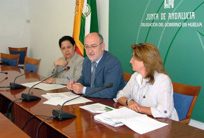 El delegado de la Junta en Huelva, Manuel Alfonso Jiménez; junto a la 