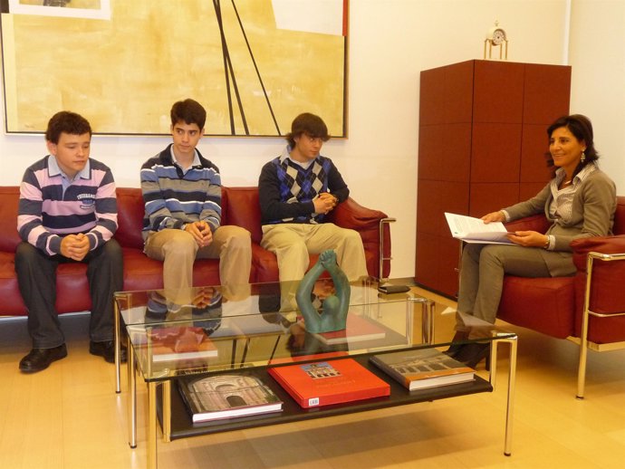 Torres recibe a los tres alumnos de San Cernín que han participado en el Parlame