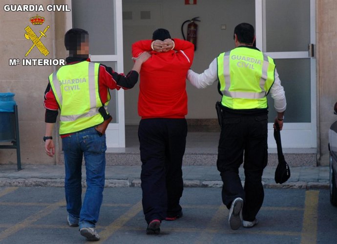 Uno de los detenidos en la operación