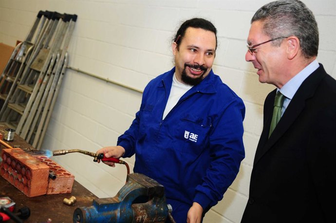 Gallardón visita la Escuela de Oficios