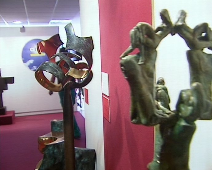 El museo Luis de Morales acoge una exposición de escultura organizada por Caja B