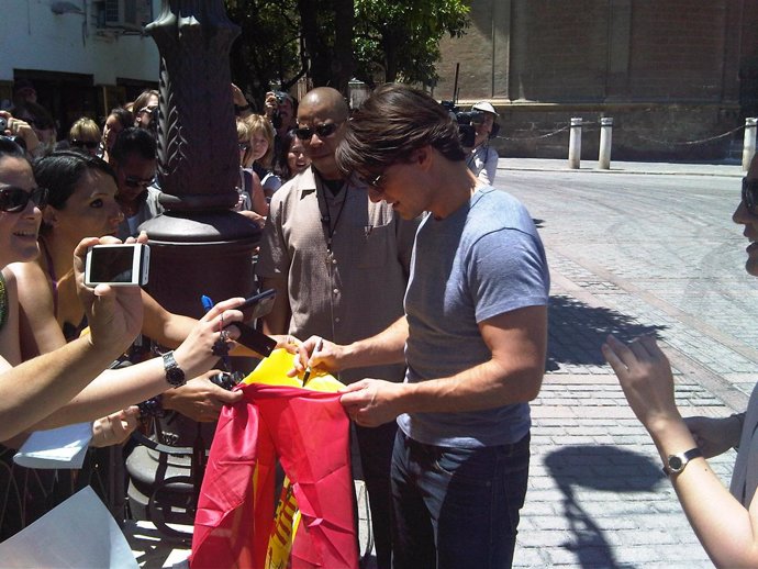 Tom Cruise firma autógrafos en la Plaza Virgen de los Reyes