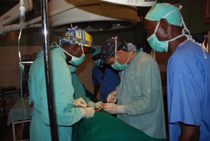 Cirujanos andaluces y de africa operando de hernia en Nigeria