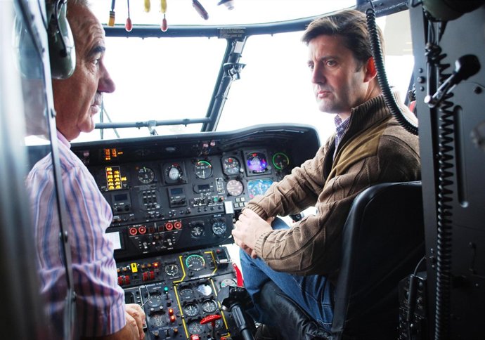 El conselleiro de Medio Rural, Samuel Juárez, en un helicóptero contra incendios