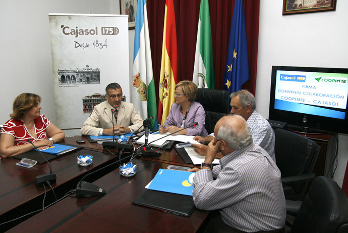 La presidenta de la Diputación Provincial, Petronila Guerrero, durante la firma 