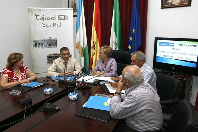 La presidenta de la Diputación Provincial, Petronila Guerrero, durante la firma 