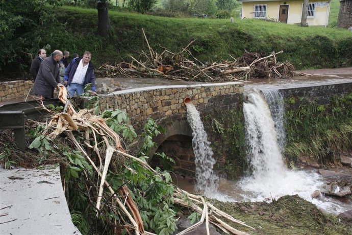 Mazón inspecciona los daños causados por las lluvias 