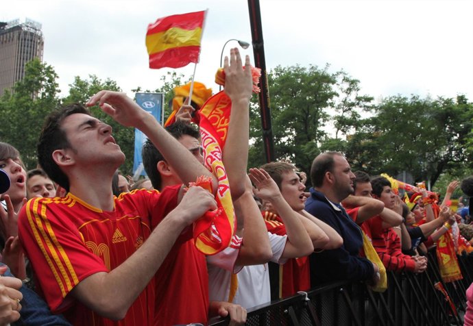 Aficionados españoles tras la derrota de la Selección en el Mundial