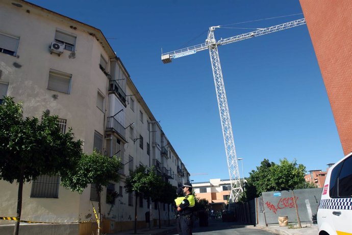 Grúa desplazada en la barriada de la Renfe