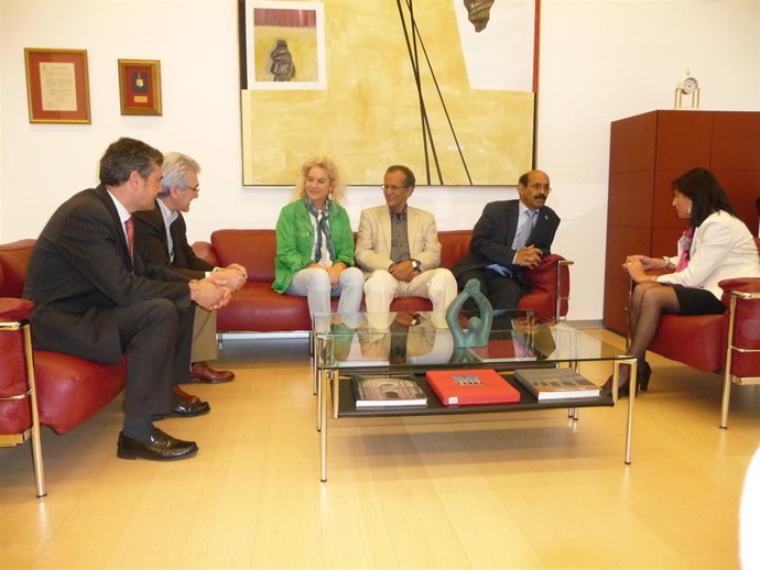 Recepción en el Parlamento de Navarra al ministro de Cooperación Saharaui, Salek