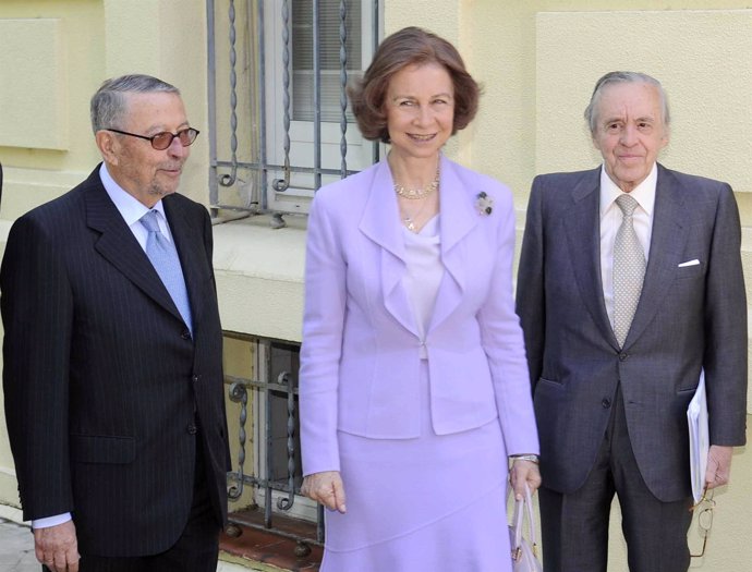 el presidente de RTVE, Alberto Oliart, S.M. la Reina Doña Sofía, y el presidente