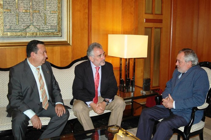 Fernández de Mesa (centro) y el alcalde de Córdoba (derecha)