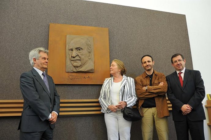 Escultura a Francisco Ayala en CajaGranada