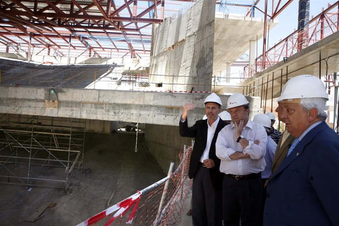El alcalde visita los interiores del recinto, aún en construcción.