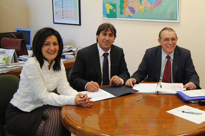 En el centro de la fotografía, el alcalde de Castilleja, Manuel Benítez.
