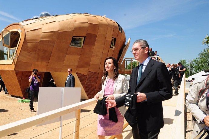 Beatriz Corredor y Alberto Ruiz-Gallardón visitan los proyectos del Solar Decath