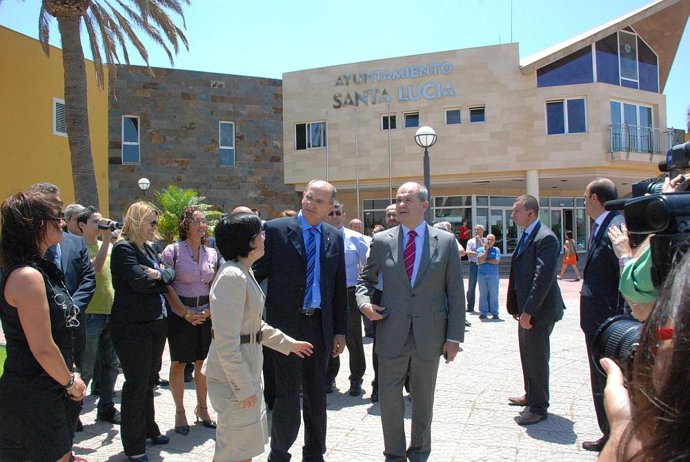 El ministro de Política Territorial, Manuel Chaves, en su visita a Santa Lucía (