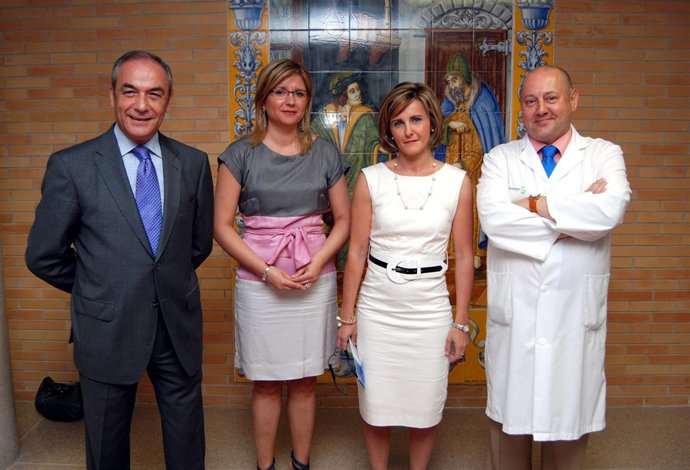 El alcalde junto a profesionales del hospital de Talavera