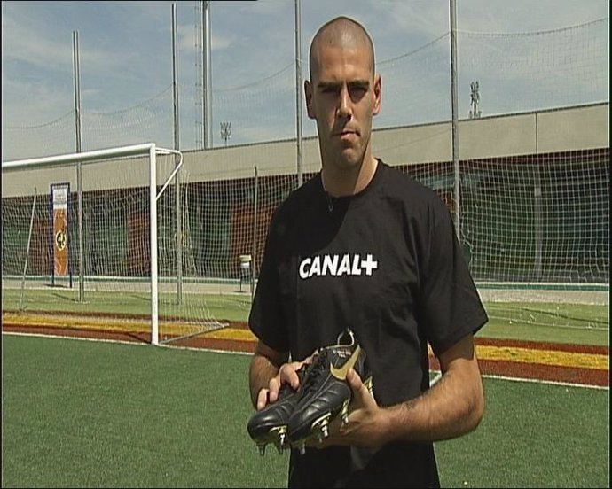 Víctor Valdés con sus botas de la final de la Champions 2006