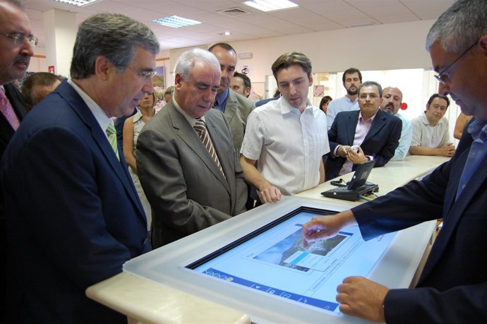 Luciano Alonso en la oficina de turismo de Mijas