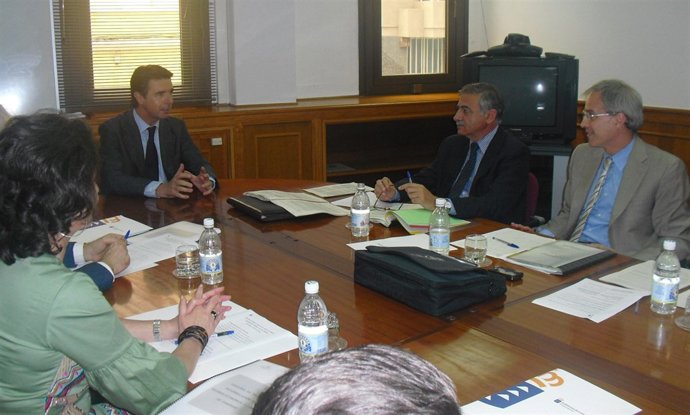 El vicepresidente del Gobierno canario, José Manuel Soria, en una reunión con el