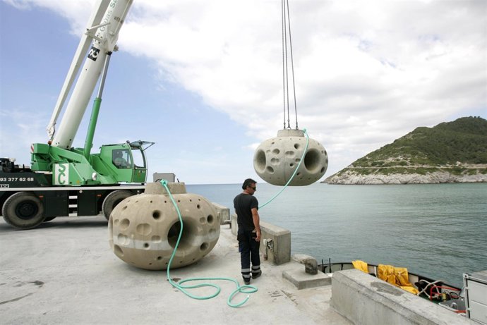Instalación de bloques de cemento para crear un arrecife artificial en El Garraf