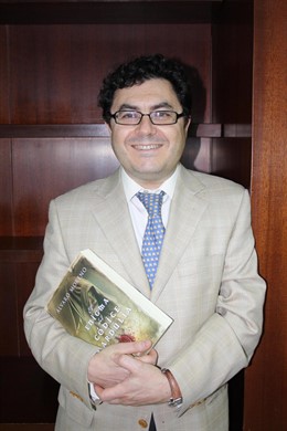 Álvaromorenopresentaenelcolegiodemédicosdecáceressunovelahistórica"Elenigmadelcó