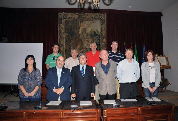 El presidente de la Diputación de Córdoba, Francisco Pulido, junto a los firmant