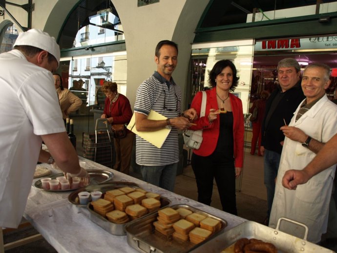Degustación de alimentos en la feria de León.