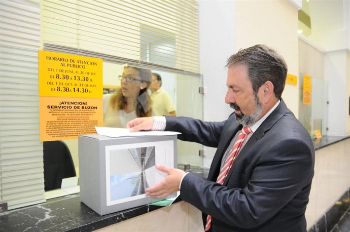 El delegado provincial de Gobernación con el proyecto