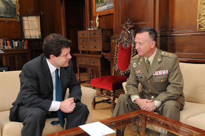 García-Page con el director del Museo del Ejército en la reunión que mantuvieron