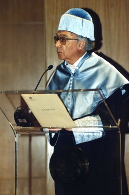 José Saramago cuando fue investido Doctor Honoris Causa de la Universidad de Las