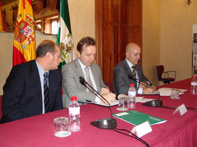 El consejero de Empleo de la Junta, Manuel Recio, el presidente de la Cámara de 