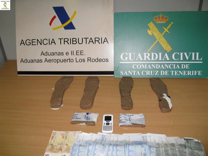 La droga venía dentro de unas plantillas  que olían a pegamento